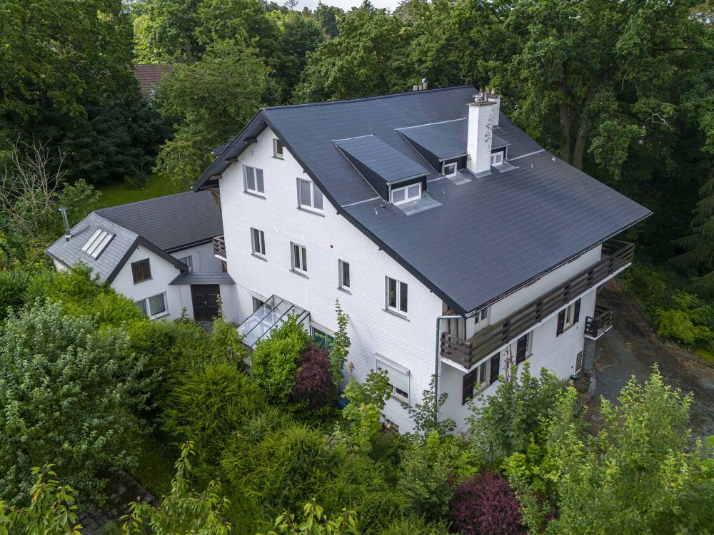 toiture-ardoises-villa-panneaux-solaires